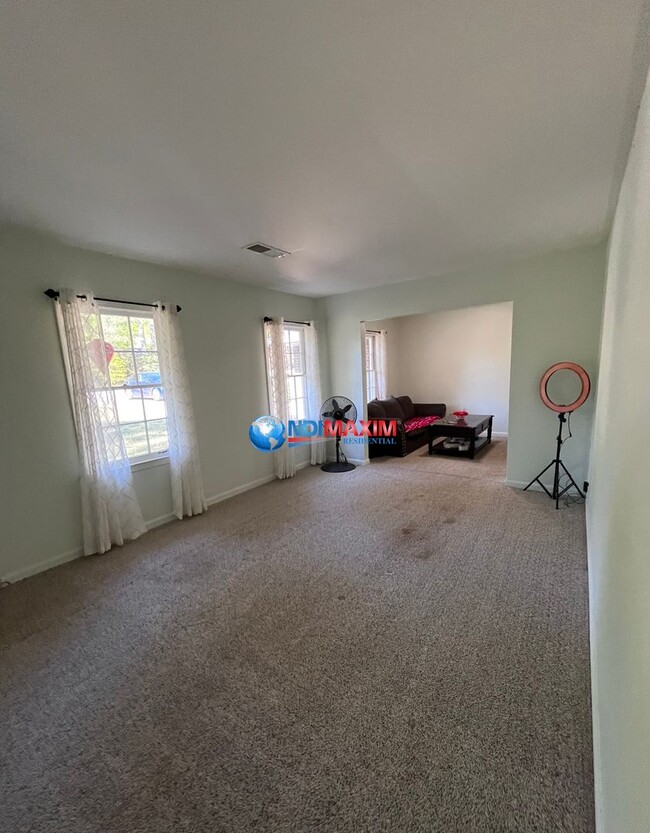 Building Photo - Beautiful ranch in PARKVIEW cluster in Lil...