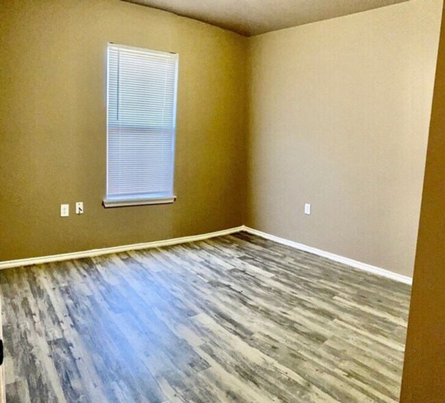 Building Photo - 332 37th St