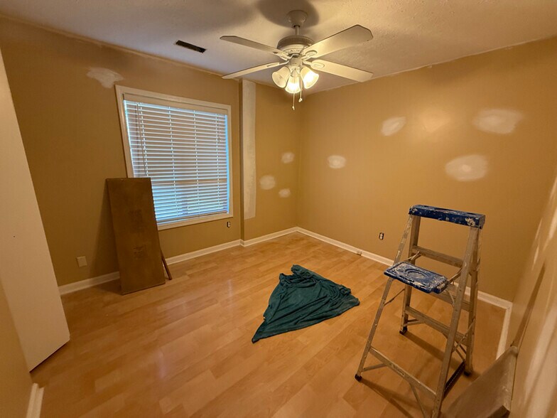 Building Photo - 8920 Thelma Ln