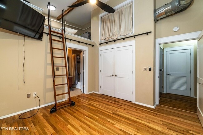 Building Photo - 400 W Church Ave