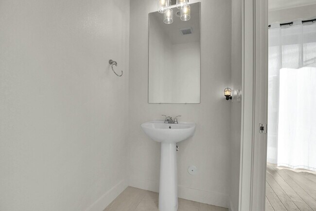 Building Photo - $2,500 - 2 Bed, 2 Full Bath Townhome In Broomfield with Central AC and In Unit Laundry!