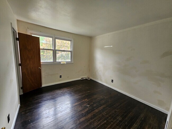Building Photo - 4 Bedroom