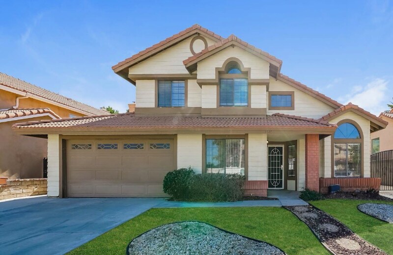 Building Photo - 4540 Grandview Dr