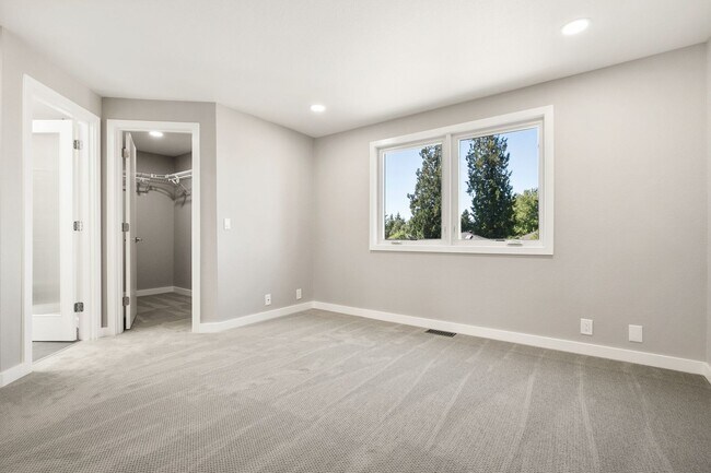 Building Photo - Inviting Everett Home Featuring 3 Bedrooms, Fireplace, and Fully Fenced Backyard