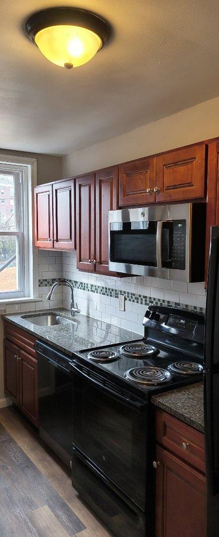 Building Photo - 228 W 3rd St