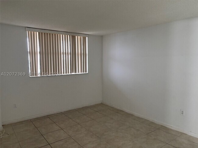 Building Photo - 4675 W 18th Ct
