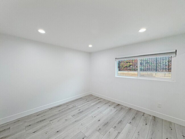 Building Photo - Spacious 5BD/4BA Poway Home with Hill View...