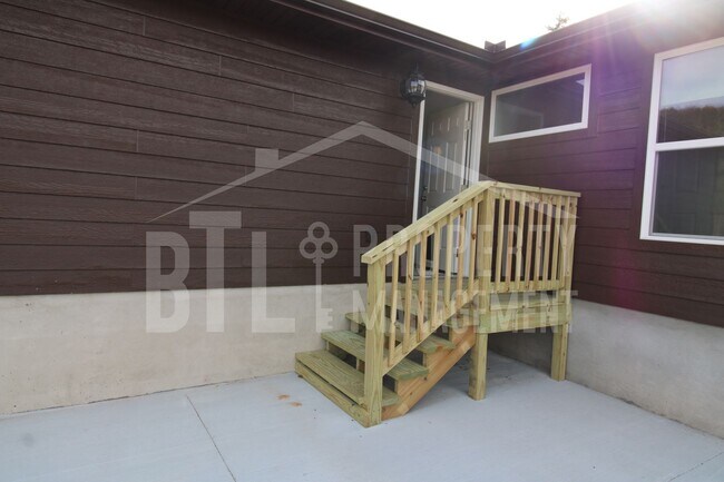 Building Photo - Beautiful 3 Bedroom Home with Fenced Yard in Hollister