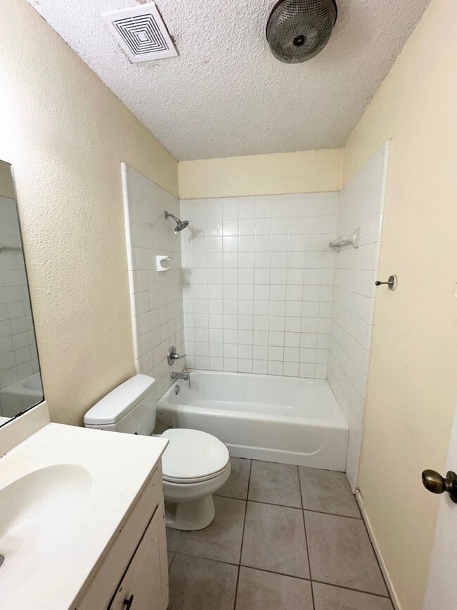 Building Photo - 3 Bedroom 2 Bathroom For Rent