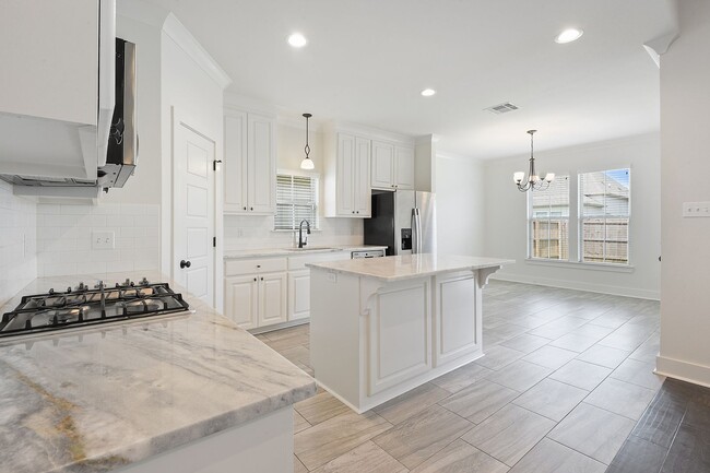 Building Photo - Beautiful home with high end finishes