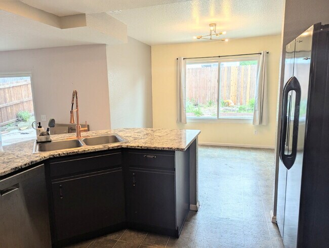 Building Photo - Gorgeous Denver Home - Real Granite Counte...