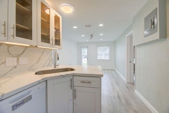 Building Photo - 1317 SW 31st St