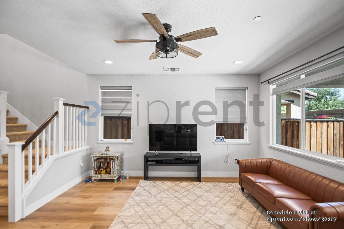 Building Photo - 272 Hopkins Ct