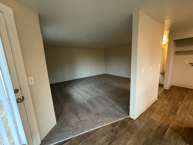 Building Photo - Don't Miss Out On This Deal! 2 Bed 2 Bath ...