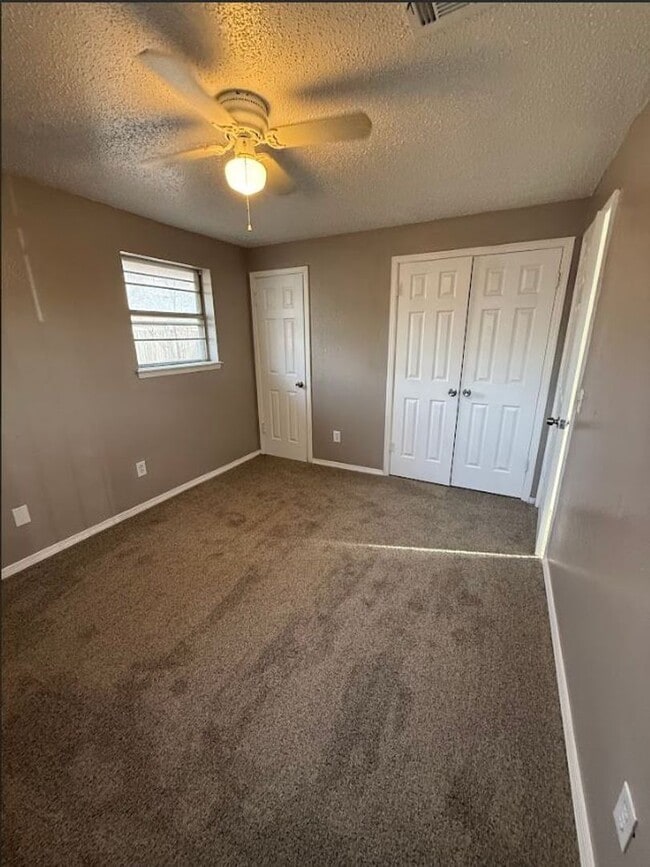 Building Photo - 4 BedroomHome Available!