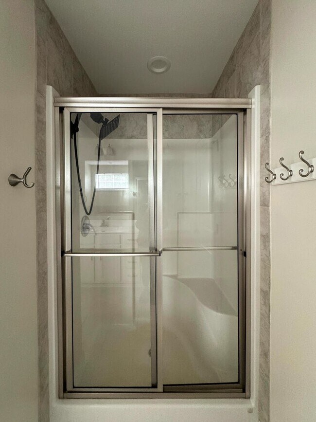 Building Photo - Beautiful 4 Bed 2.5 Bath Home with Fenced Backyard