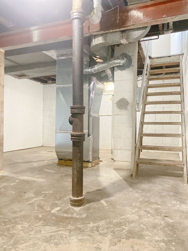 Building Photo - 1/2 OFF FIRST MONTH'S RENT SPECIAL On Upda...