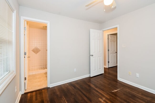 Building Photo - Gorgeous 3BR Home with Covered Parking in Prime Kennesaw Location