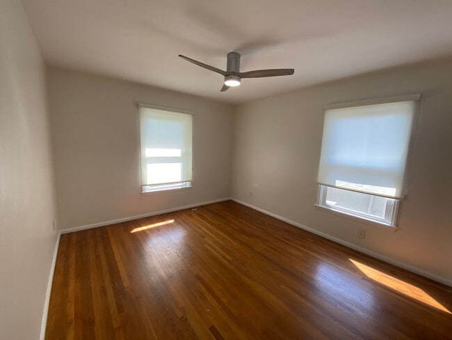 Building Photo - Fireplace! 1 Car Garage! Double Stainless Steel Oven! HUGE Enclosed Yard! Remodeled!