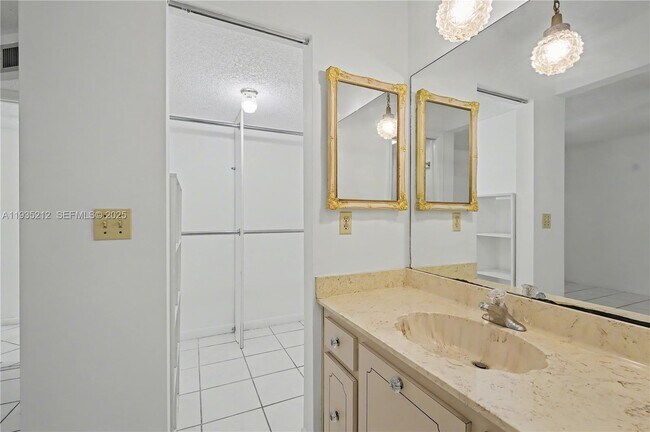 Building Photo - 3501 Inverrary Dr