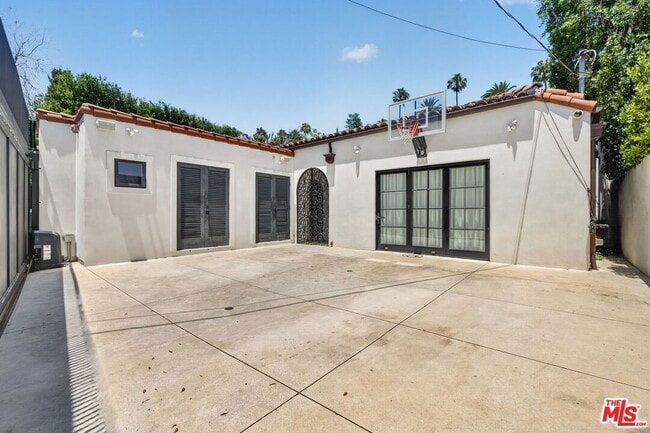 Building Photo - 729 N Bedford Dr