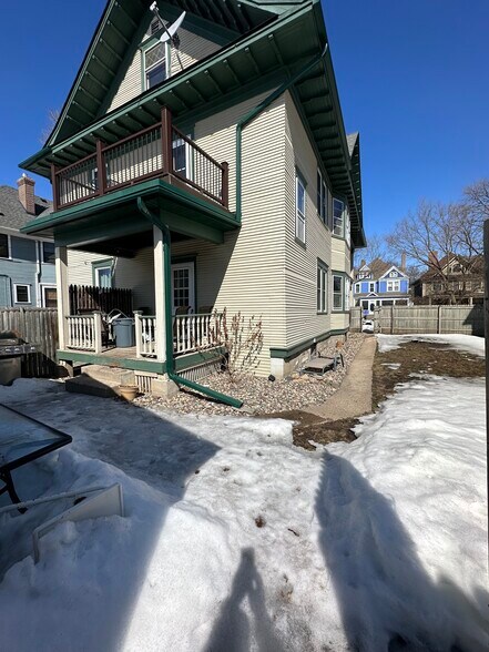 Fenced yard - 816 Ashland Ave