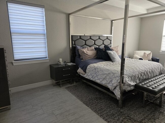 Building Photo - 527 SE Vallarta Dr