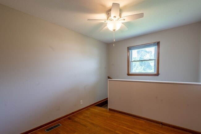 Building Photo - 2 bed and 1.5bath house with office space ...