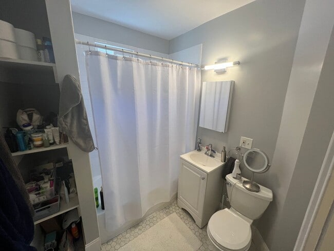 Building Photo - Very nice 3 bed 2 bath in Somerville... Don't miss out!