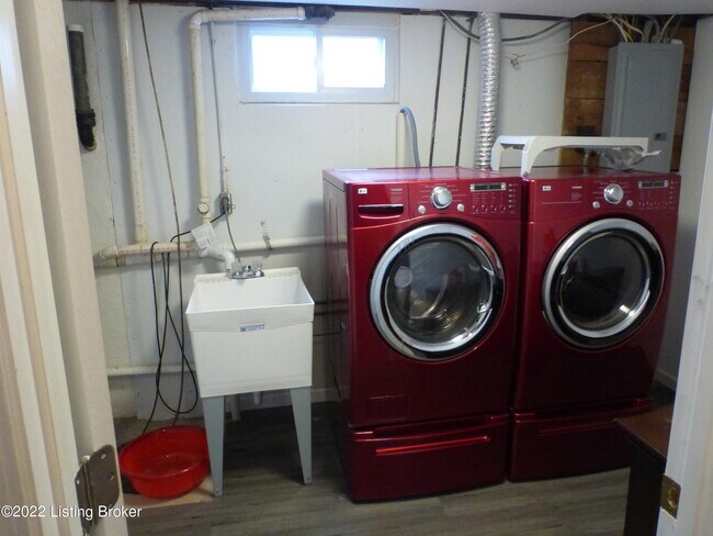 Building Photo - 701 Rudy Ln