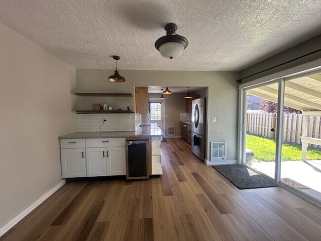 Building Photo - Newly Remodeled 3 Bedroom / 2 Bathroom in NE Madras