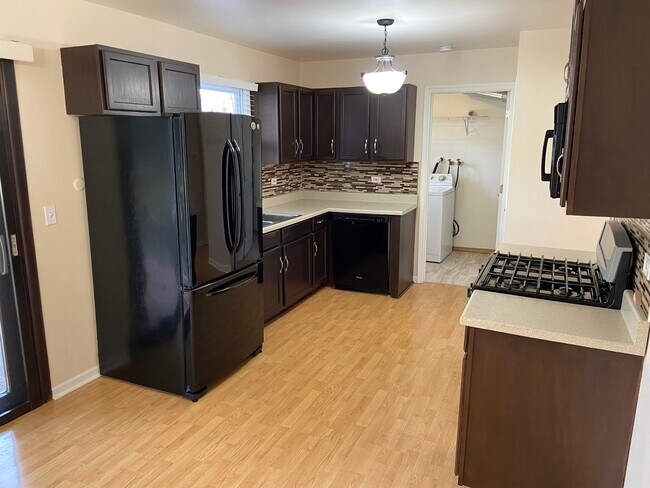 Building Photo - 1055 Stonehedge Dr