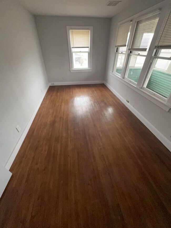 Building Photo - 960 W Delaware Ave