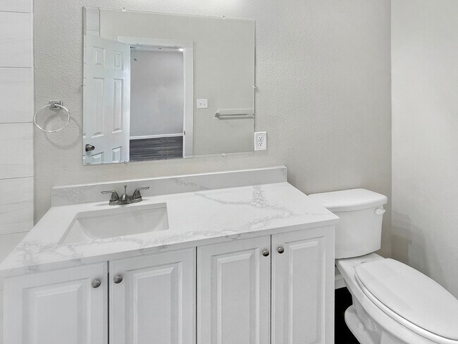 Building Photo - 3215 Chenault St