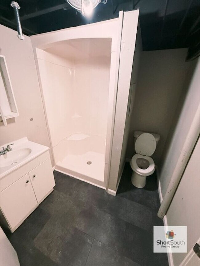 Building Photo - Lansing 4 bed 2 bath single family home with fenced in back yard.