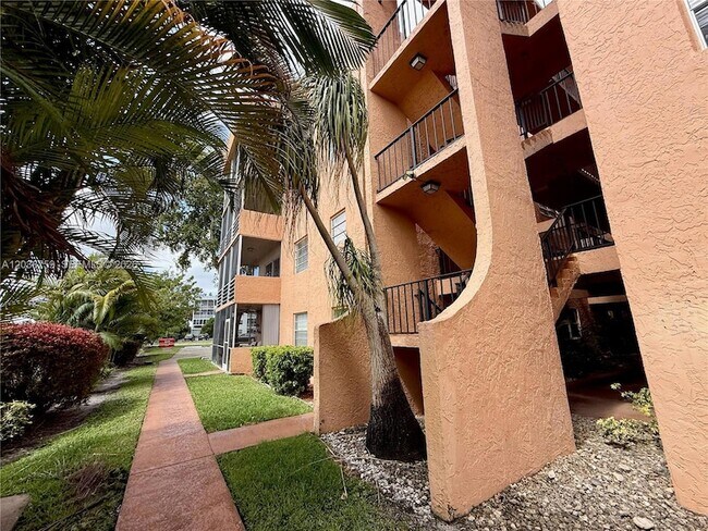 Building Photo - 3048 Sunrise Lakes Dr E