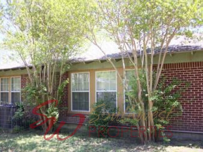 Building Photo - Large 3 bedroom close to campus