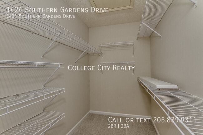 Building Photo - 1424 Southern Gardens Dr