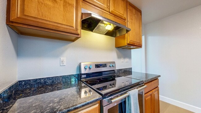 Building Photo - Cozy 2 Bedroom 1.5 Bath with Private Yard and Two Car Garage !