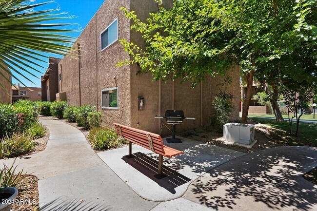 Building Photo - 5525 E Thomas Rd