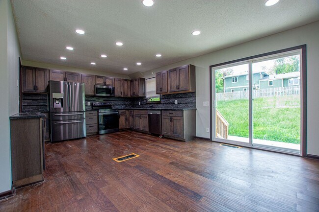 Building Photo - SPACIOUS 3 Bedroom / 2.5 Bath off 120th an...