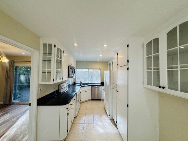 Building Photo - Nice Two-Story Unit with Attached Garage a...