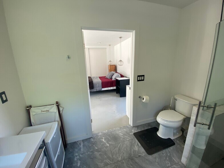 view from bathroomb - 3047 Edgehill Dr