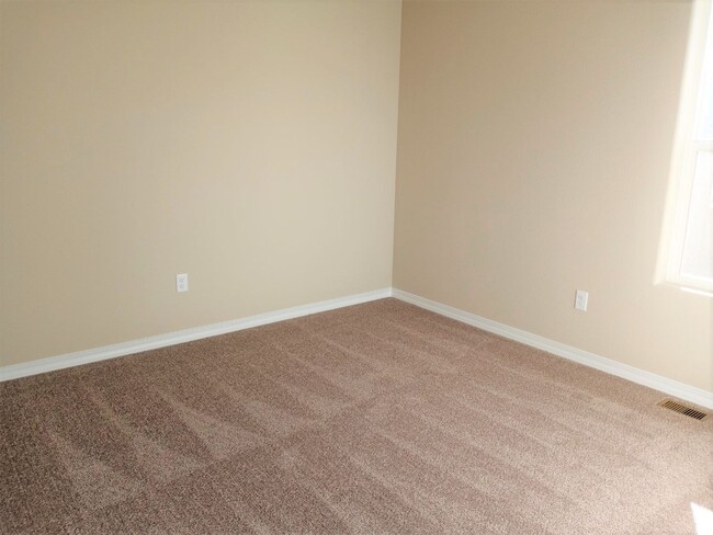 Building Photo - 3 Bed 2.5 Bath Home with AC!