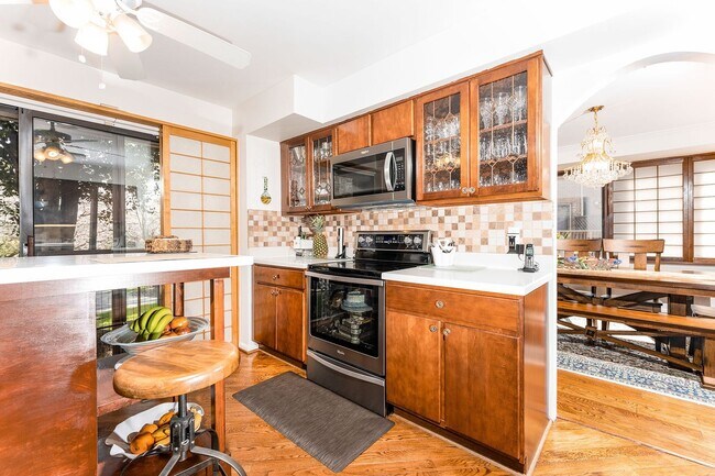 Building Photo - Stunning 4 Bedroom 3 and a Half Bath Bethe...