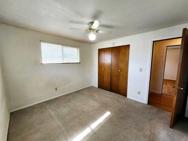 Building Photo - 2108 W 9th Pl