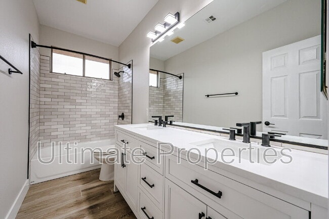 Building Photo - 6033 E Smokehouse Trail