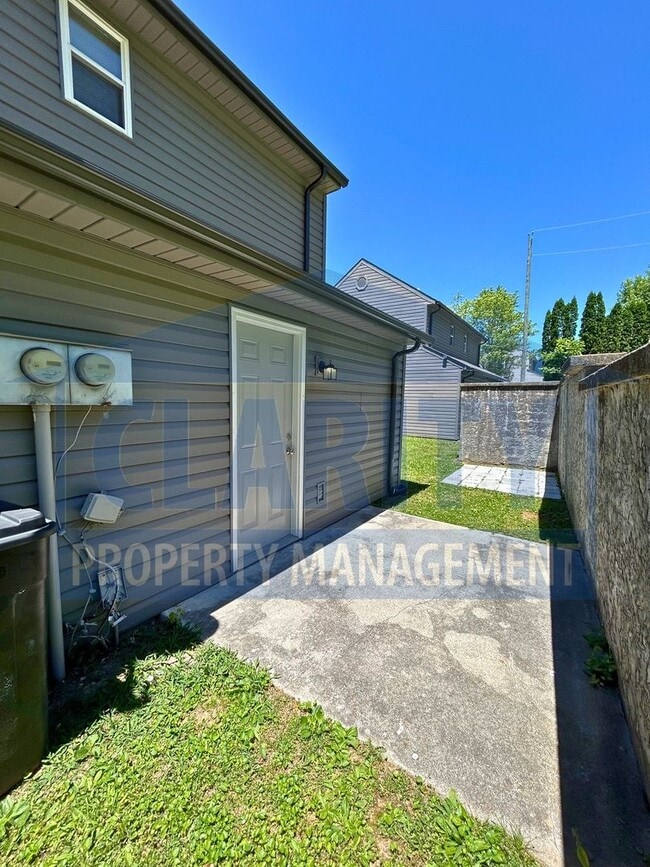 Building Photo - Two bedroom townhome w/ cathedral ceilings!