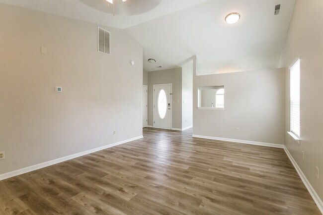 Building Photo - 1352 E McClarnon Dr