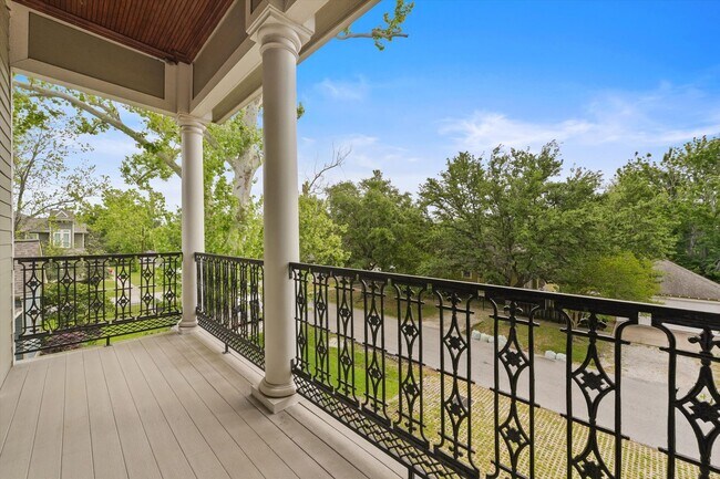 Building Photo - Refined Elegance Meets Modern Innovation i...